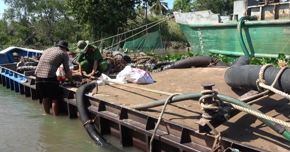 16 sà lan khai thác cát trái phép trên sông Tiền