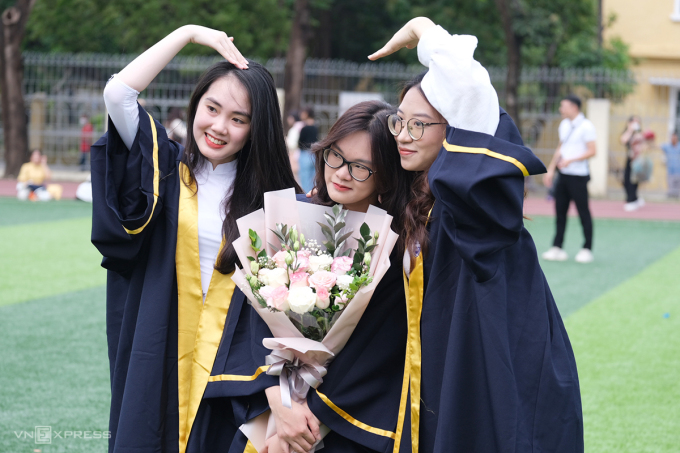 Los estudiantes de la Universidad Nacional de Educación de Hanoi se toman una foto de recuerdo en la ceremonia de graduación en junio de 2022. Foto: Duong Tam