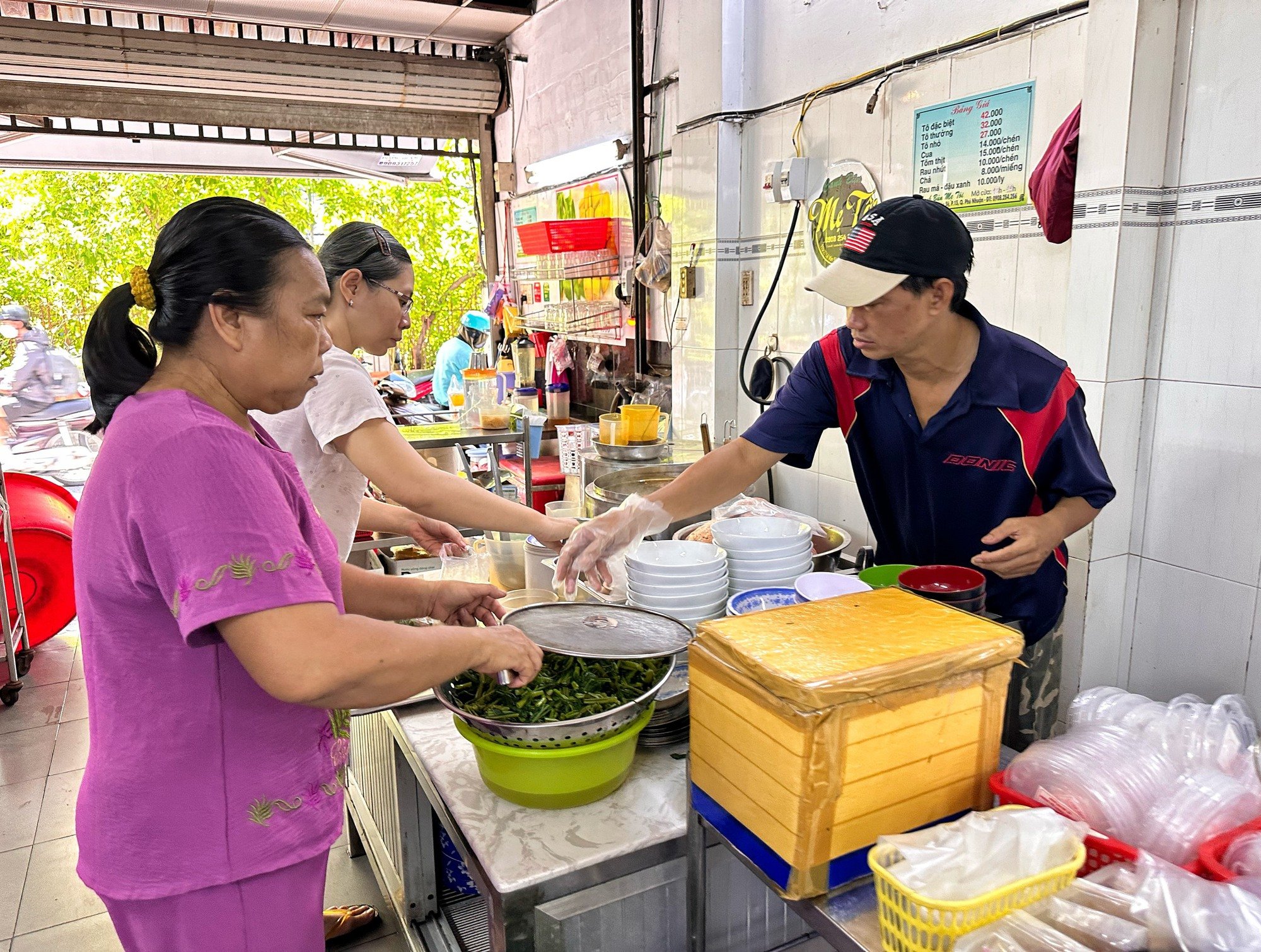 Canh bún ‘nhiều tên gọi nhất TP.HCM’: 8 con kế thừa gia tài 40 năm của mẹ - Ảnh 17.