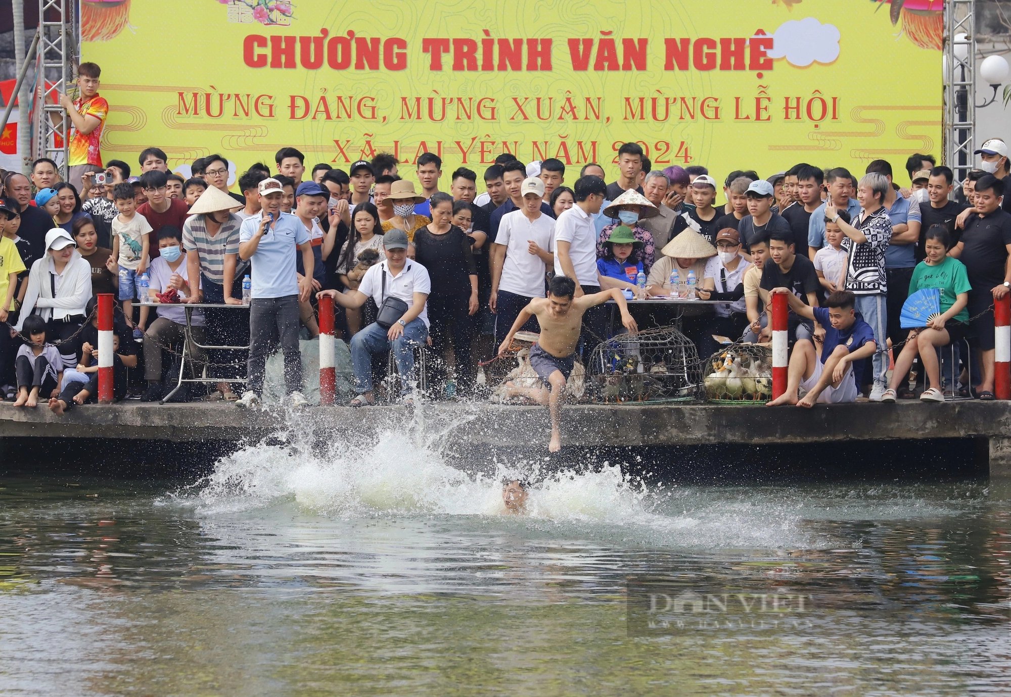 Trai làng đằm mình trong đầm nước vây bắt vịt giật phần thưởng tăng theo cấp số nhân- Ảnh 2.