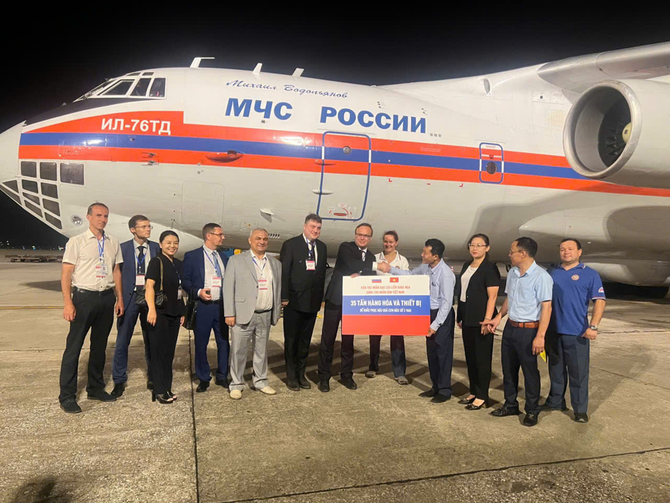 L'avion spécial du ministère russe des Situations d'urgence a atterri à l'aéroport international de Noi Bai. Photo : Ambassade de Russie 