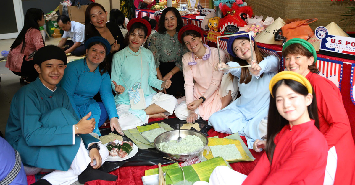 International students wear Ao Dai, wrap Banh Tet to give to the poor