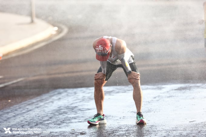 ランナーは友人と会話しながら楽なランニングスピードをチェックします。写真: VM