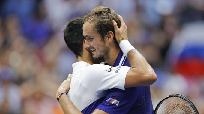 Medvedev (à droite) serre dans ses bras et félicite Djokovic après la finale de l'US Open en septembre à New York. Photo : Reuters