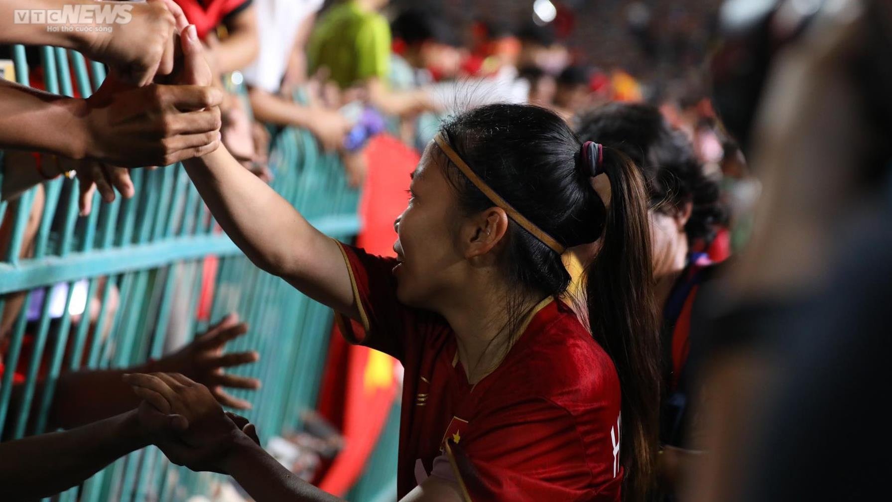 Coach Mai Duc Chung holds a loudspeaker to thank, Huynh Nhu and Thanh Nha wear conical hats to show off their gold medals - 4