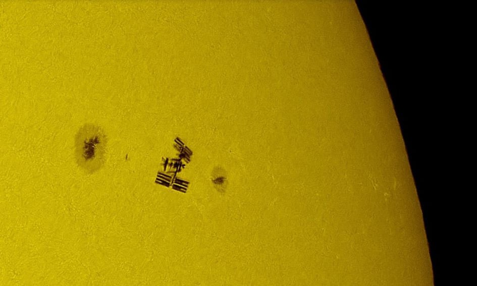 L'ISS survole une tache solaire aussi large que la Terre