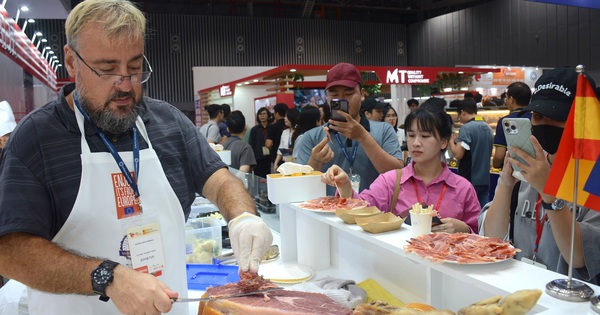 국제박람회에서 스페인산 햄, 폴란드산 소시지를 맛보세요