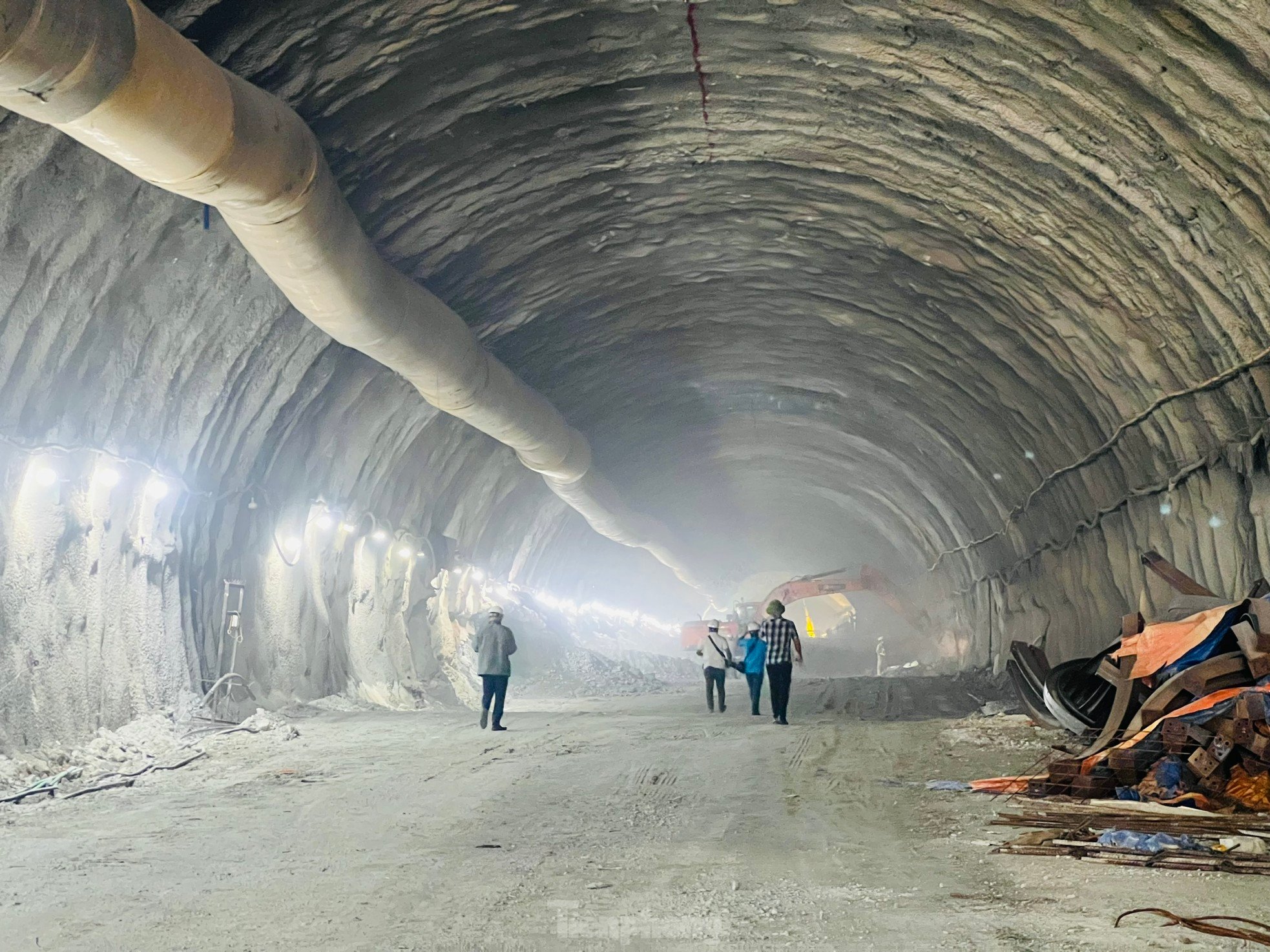 Gros plan sur la construction du plus long tunnel de montagne de l'autoroute Nord-Sud, photo 3