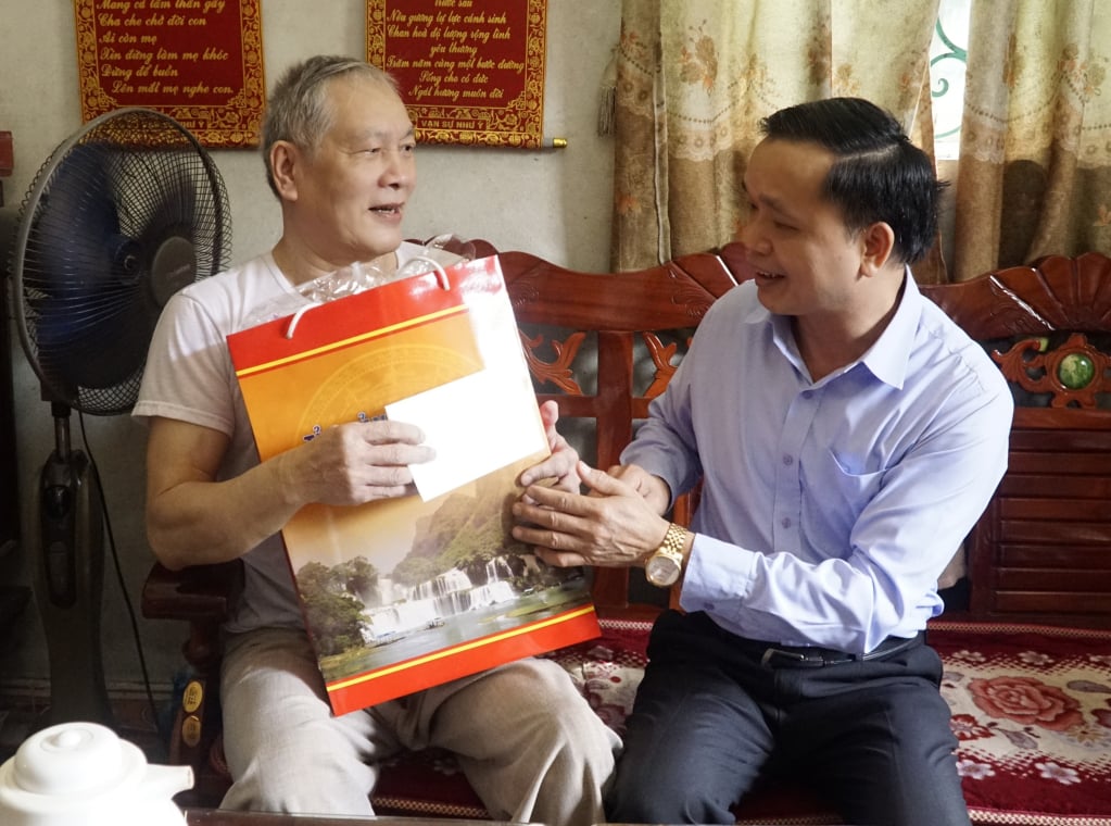 Standing Deputy Secretary of the Provincial Party Committee Trieu Dinh Le presented to the family of war invalid Hoang Van Sai at Group 8, Tan Giang Ward (City).