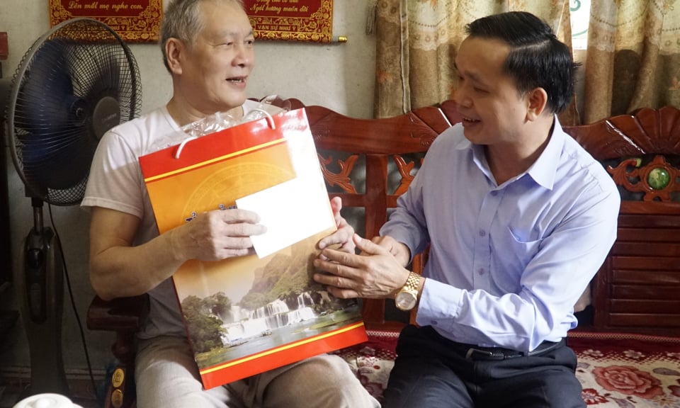 Le secrétaire adjoint permanent du Comité provincial du Parti et président du Conseil populaire provincial, Trieu Dinh Le, a rendu visite aux familles politiques de la ville et leur a offert des cadeaux.