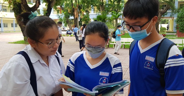 What is the topic of time in the 10th grade literature exam in Ho Chi Minh City last year?