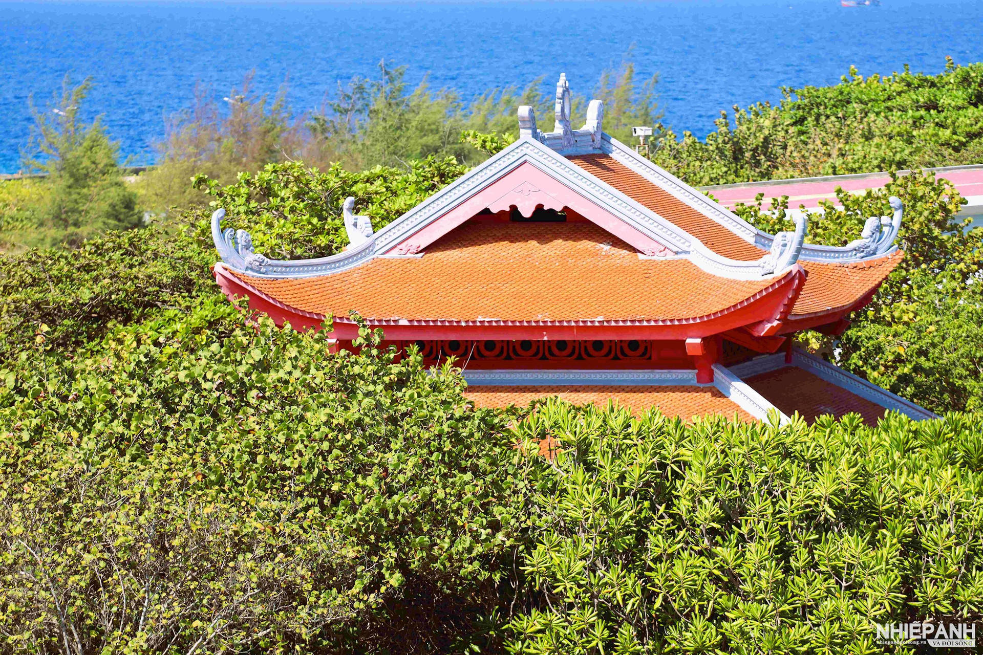 Vu du haut de la maison commémorative de Ho Chi Minh, il ressemble à un lotus au milieu d'une mer agitée..jpg