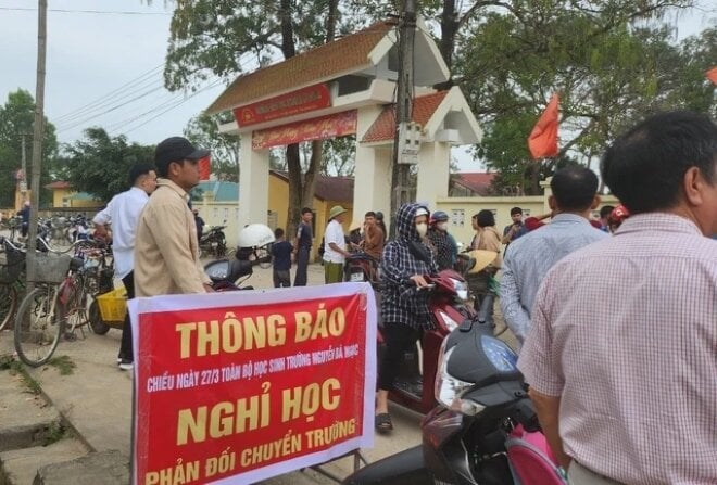 Phụ huynh cho con nghỉ học, treo băng rôn phản đối sáp nhập trường. (Ảnh minh họa)