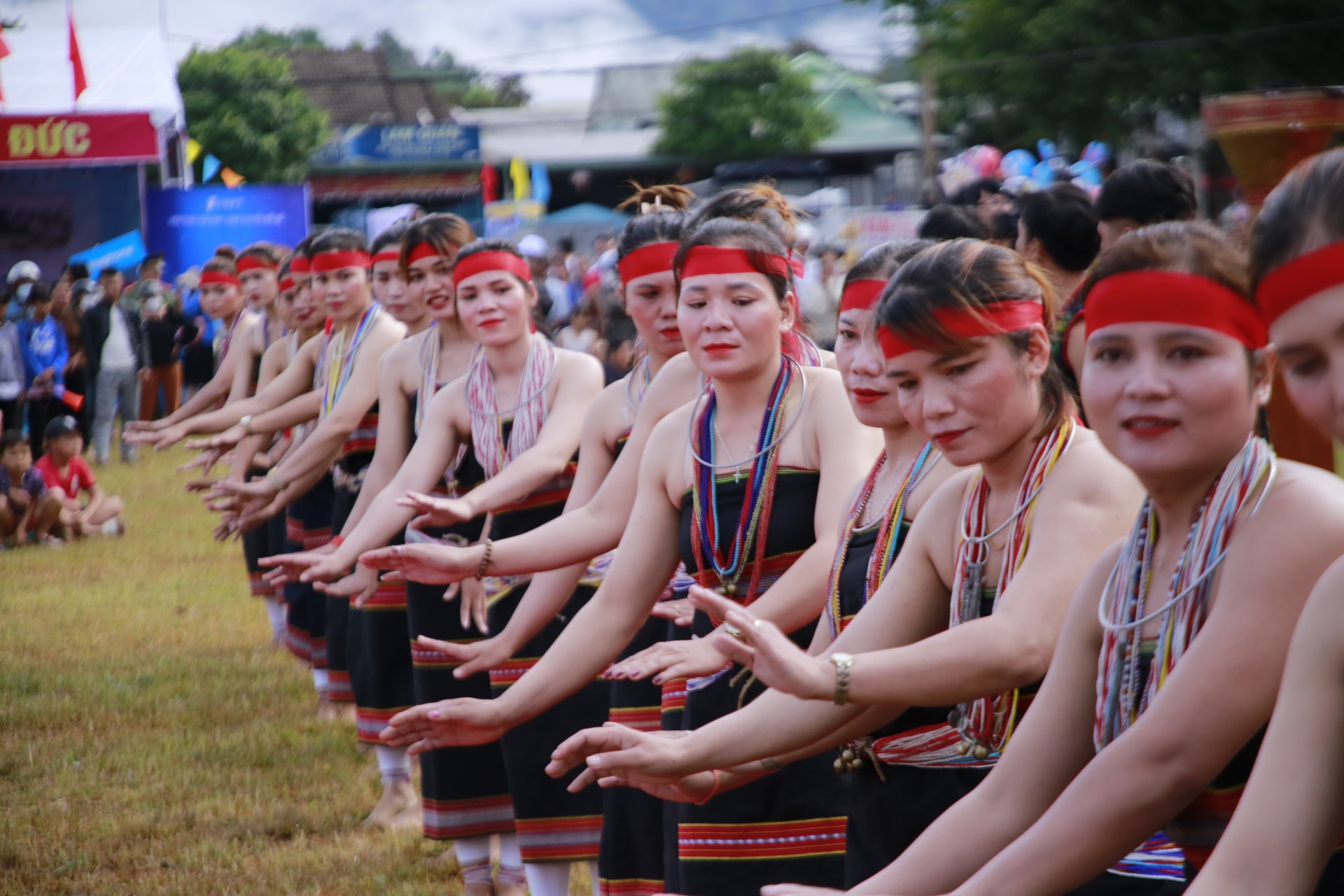 After the opening ceremony, artistic activities will continue to bring the colors of the mountains and forests. Photo: N.C.