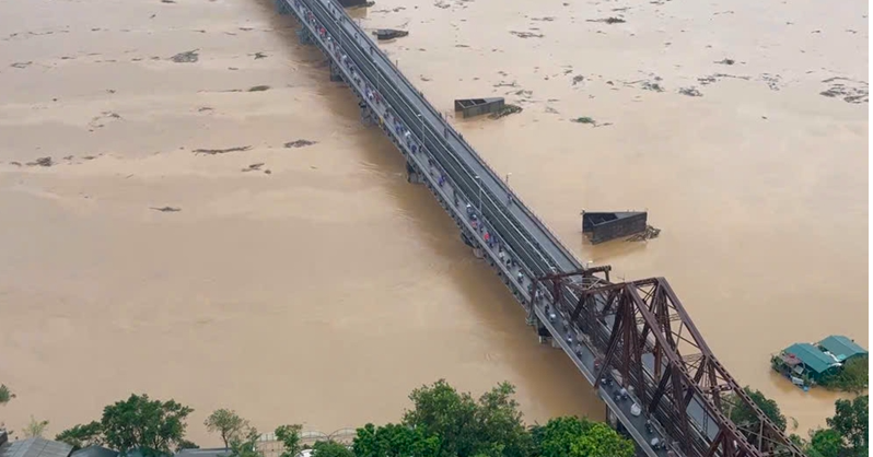 Prohibir absolutamente que personas y vehículos crucen el puente Long Bien.