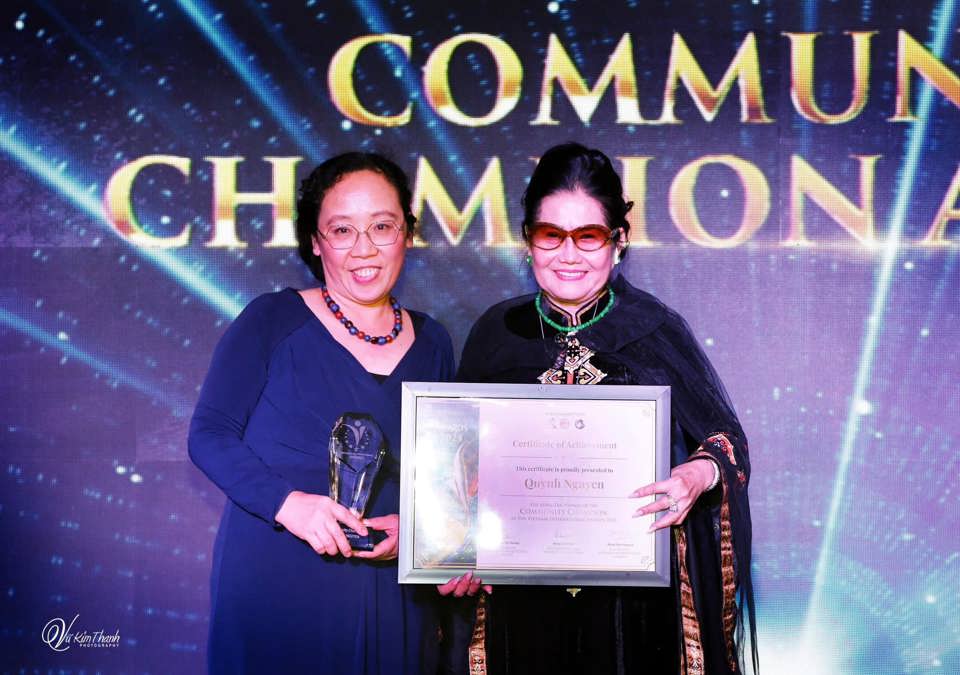 La Sra. Quynh Nguyen (izquierda) recibió el premio Community Champion en VIA 2024. Foto: Vu Kim Thanh