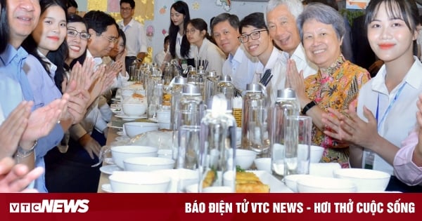 Les Premiers ministres du Vietnam et de Singapour déjeunent à la cantine avec des étudiants de l'Université nationale