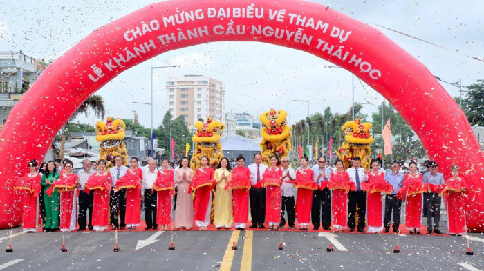 Lãnh đạo tỉnh An Giang chỉ đạo dừng việc huy động 400 người để thử tải cầu - Ảnh 2.