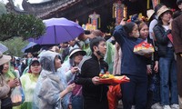 수천 명의 관광객이 비를 무릅쓰고 Huong Pagoda 축제를 엽니다.