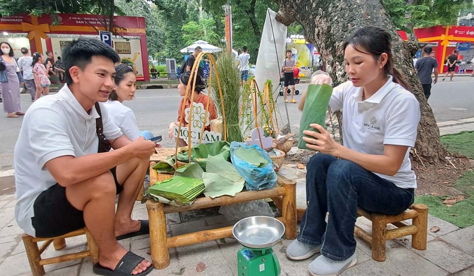 រោងចក្រអង្ករបៃតង Moc Lam ណែនាំផលិតផលអង្ករបៃតងហាណូយដល់ភ្ញៀវទេសចរ។ រូបថត៖ Hoai Nam