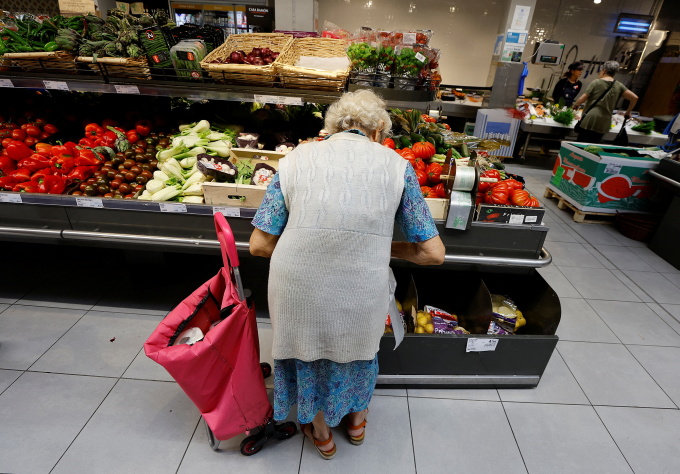 顧客がニース（フランス）のスーパーマーケットで買い物をしている。写真：ロイター