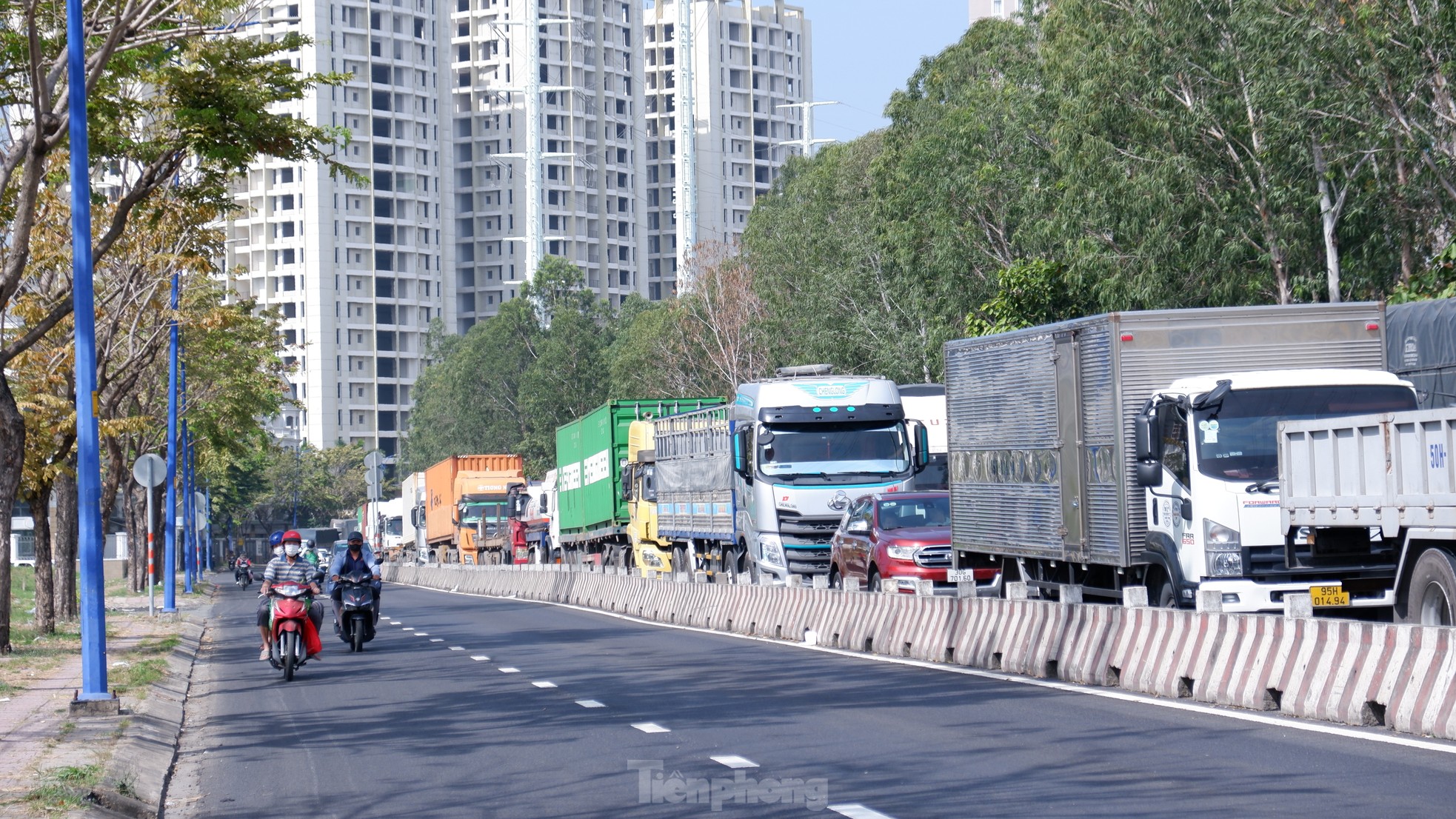 Long queue of trucks 'standing still' on the way to Cat Lai port, HCMC photo 11