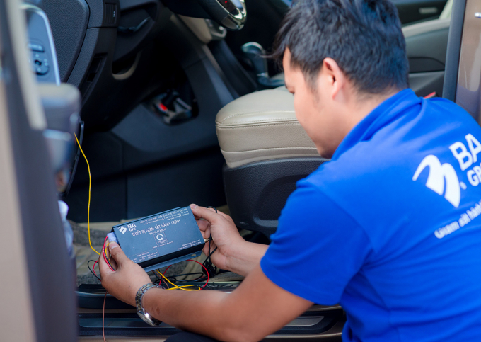 Installing journey monitoring devices on trucks. Photo: BA GPS