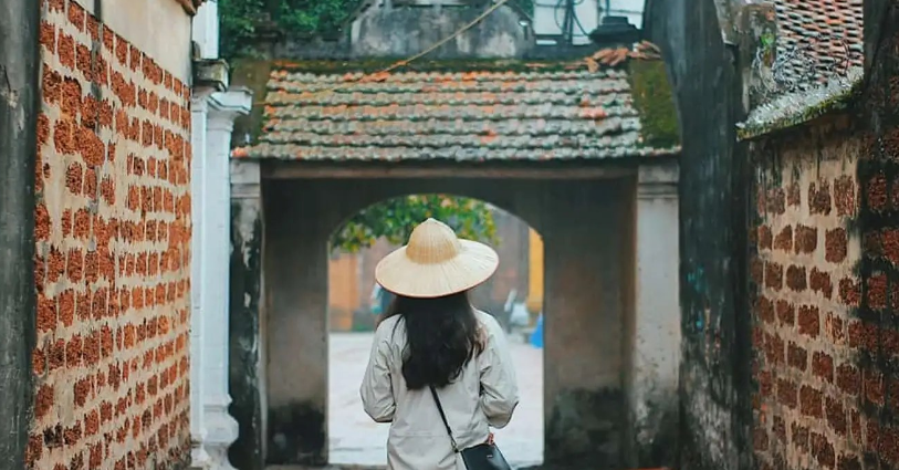 El mejor lugar para visitar Duong Lam es caminar o andar en bicicleta porque Los turistas tienen Puede entrar en cada persona el rincón del pueblo sin descanso romper el silencio y la paz de las casas antiguo aquí Foto: Internet.