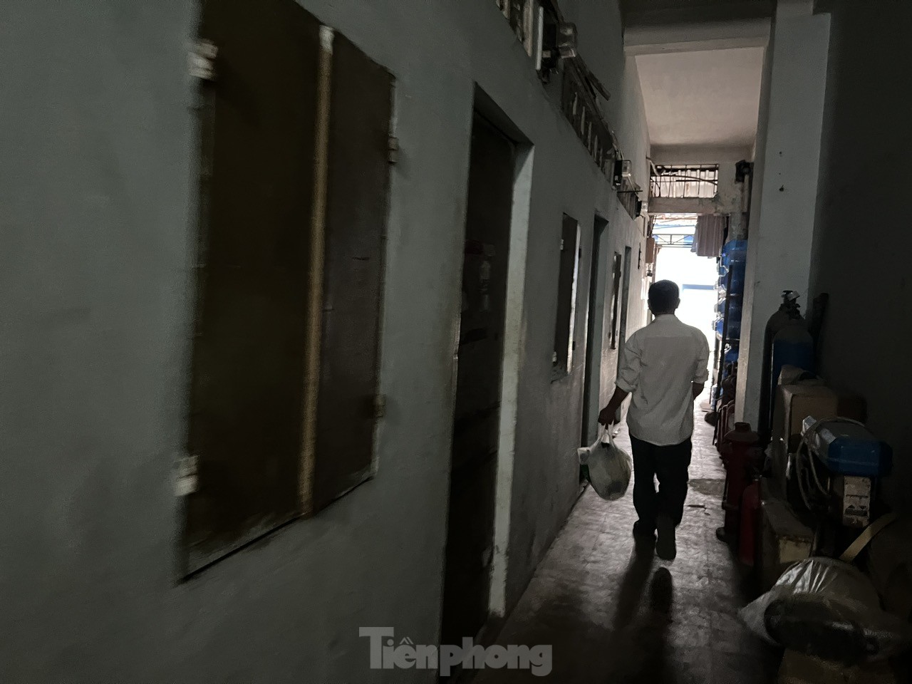 Strange scene at the 'boarding house capital' in Ho Chi Minh City photo 9