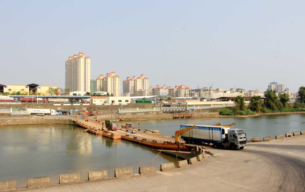 Import-export activities via temporary pontoon bridge Km3+4 Hai Yen (Mong Cai City). Photo: Manh Truong