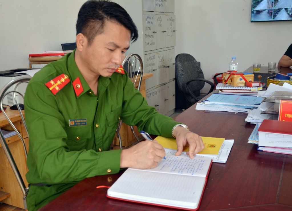 Hauptmann Vu Manh Khuong, ein Beamter der Gemeindepolizei An Sinh, während der Dienstzeit im Hauptquartier.