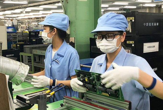 ベトナム人労働者は日本の工場で働いています。写真: タイ・デ
