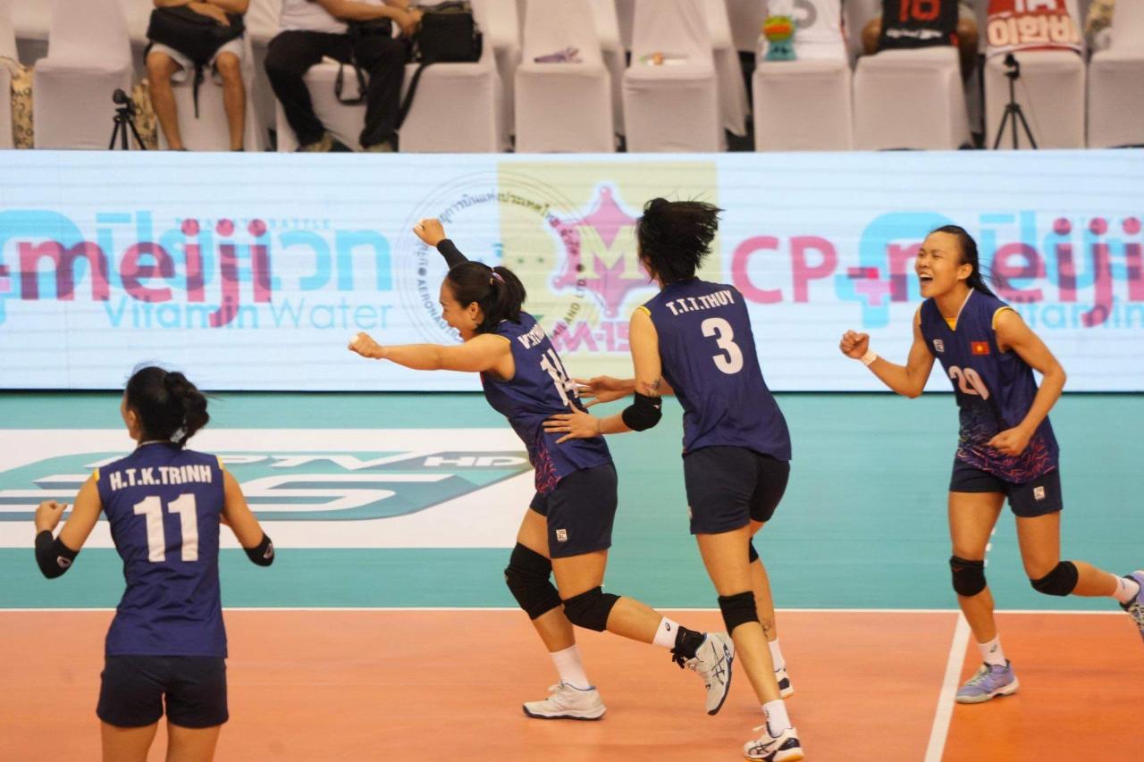Convincingly defeating the Australian team, Vietnamese women's volleyball team enters the Asian semi-finals for the first time