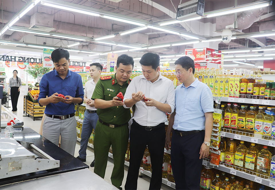 L'équipe d'inspection interdisciplinaire de la ville de Hanoi a inspecté des aliments dans un supermarché du district de Dan Phuong, à Hanoi.