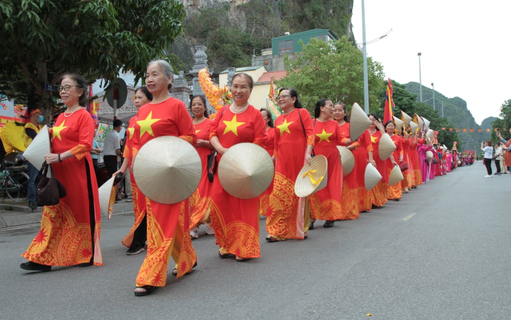 A large number of people participated in the procession of the Bishop.