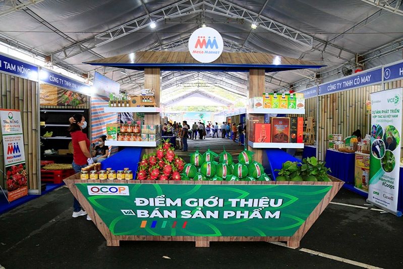 Stands présentant et vendant les produits OCOP des coopératives agricoles qui répondent aux critères de vert, de propre et de beau. (Photo : Hai Dang)