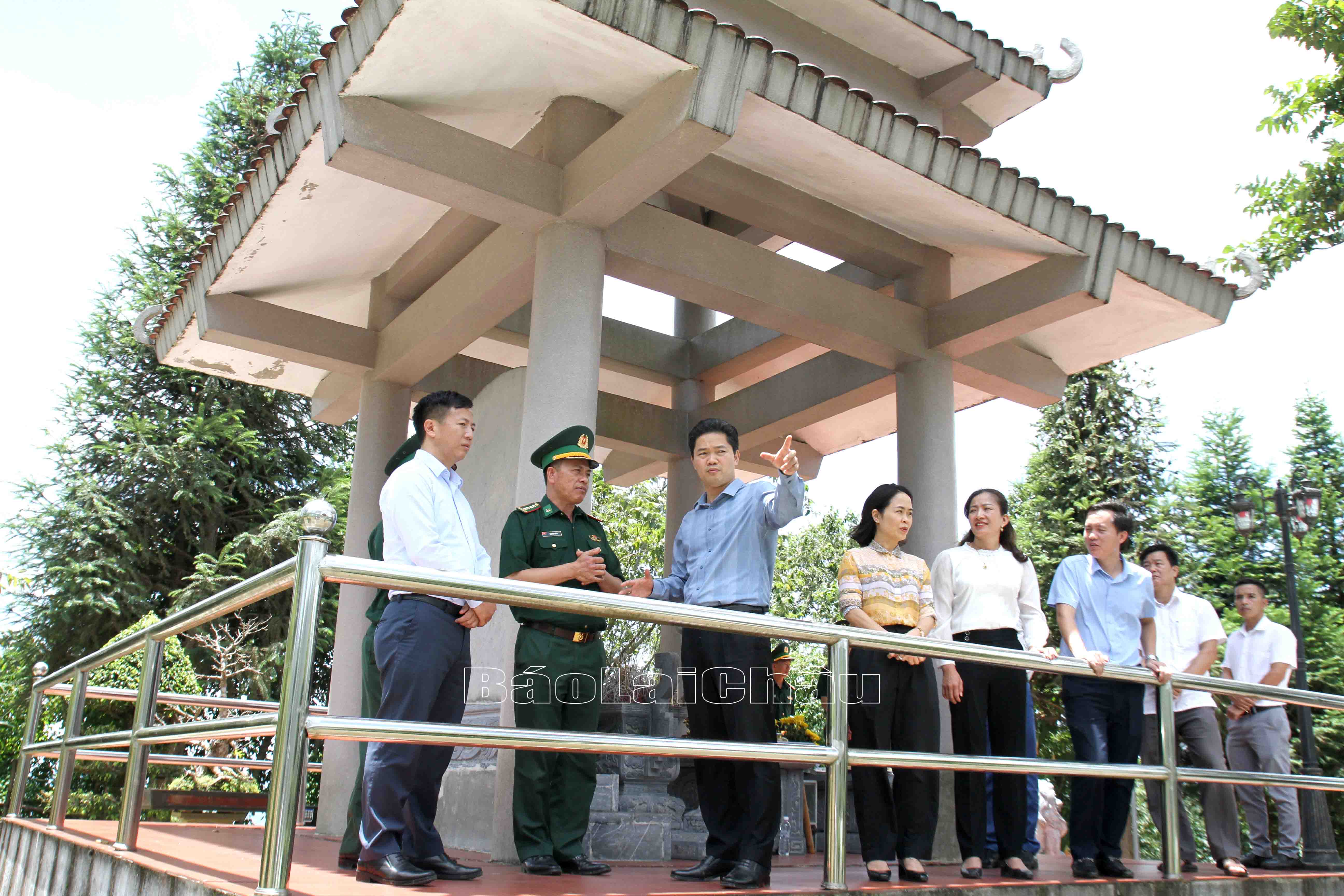 Đoàn công tác nghe, tìm hiểu lịch sử về Đồn Biên phòng Sì Lở Lầu.