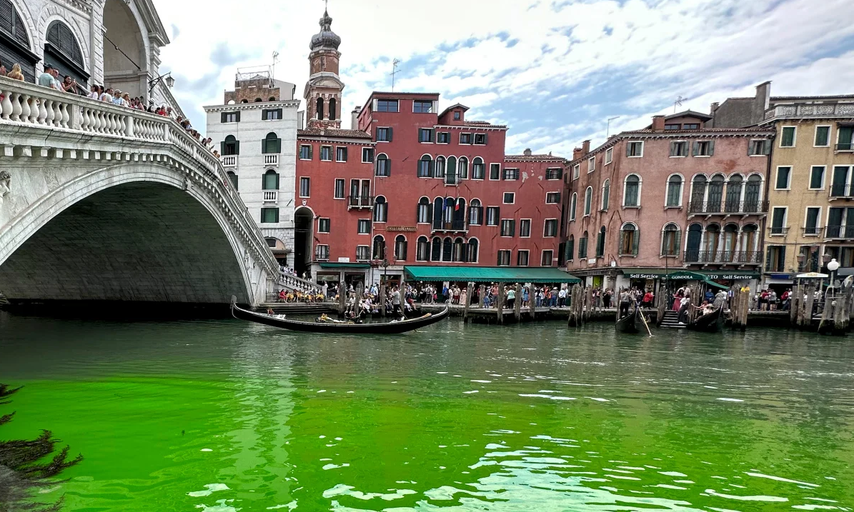 Venice điều tra vệt màu lạ trên kênh đào Grand