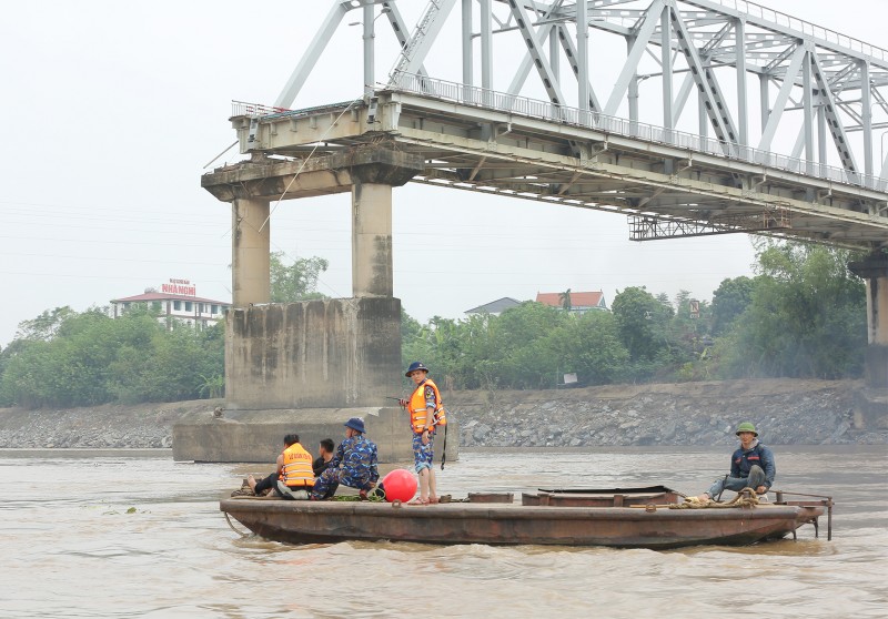 30 thợ lặn của Hải quân nỗ lực tìm kiếm 4 nạn nhân mất tích trong sập cầu Phong Châu