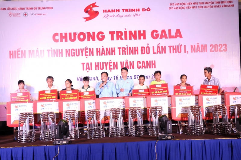 Qui Phuc Trading and Service Company Limited donó directamente 10 juegos de mesas y sillas a personas en circunstancias difíciles en el distrito de Van Canh.