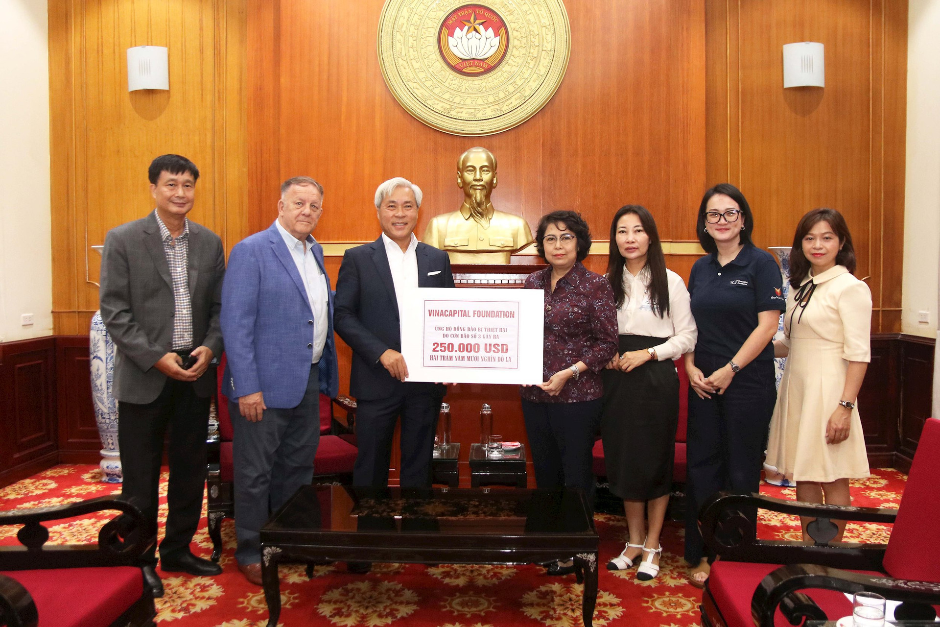 Vice President To Thi Bich Chau receives support from Vinacapital Foundation.