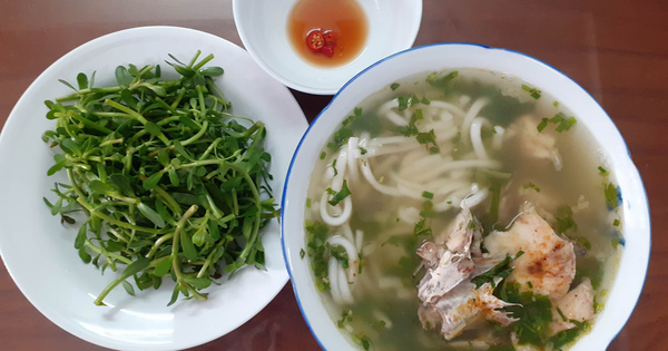 Soupe de nouilles d'été de ma ville natale lointaine