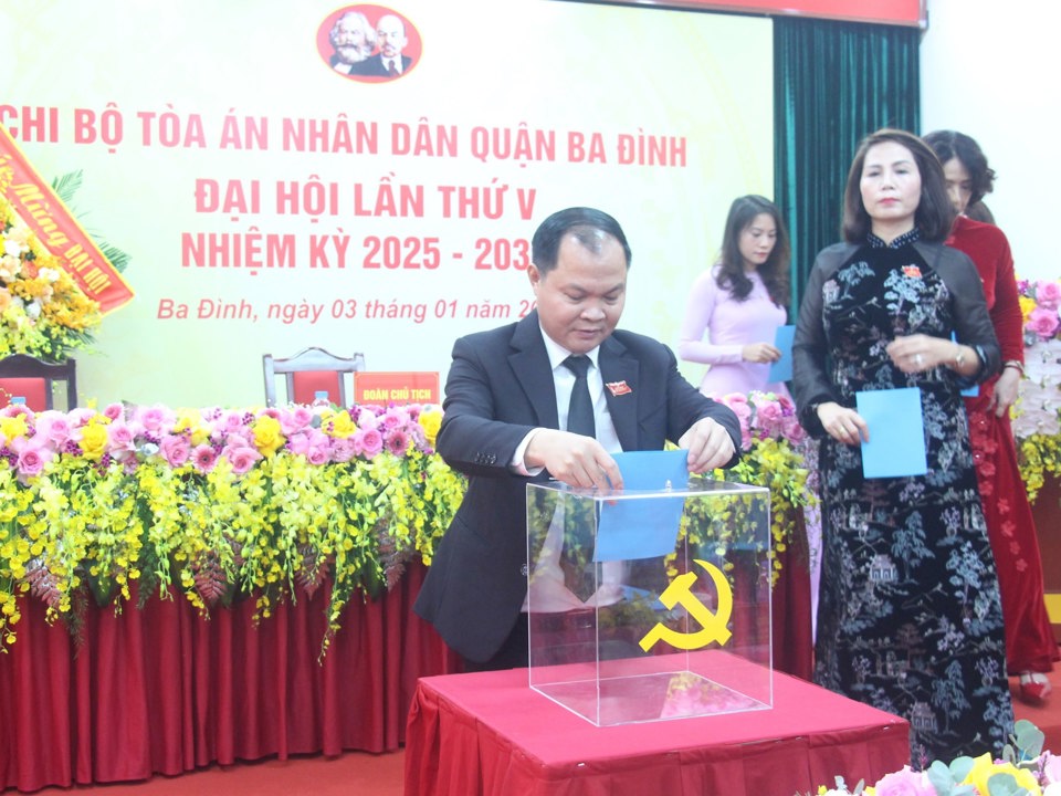 Các đảng viên tham dự Đại hội bỏ phiếu bầu Bí thư Chi bộ nhiệm kỳ 2025-2030.