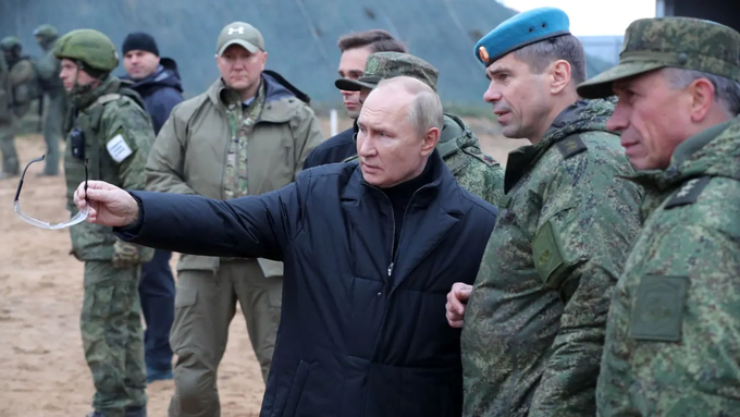 Tổng thống Putin bất ngờ thị sát sở chỉ huy tiền phương của Nga tại Ukraine - 1