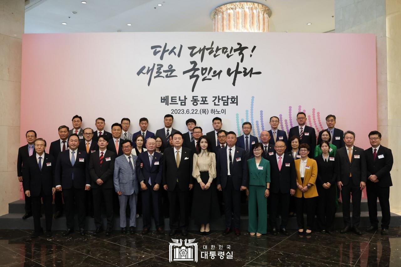 Präsident Yoon Suk Yeol und seine Frau trafen sich mit Vertretern der koreanischen Gemeinschaft, die in Vietnam leben und arbeiten. Foto: Koreanische Botschaft