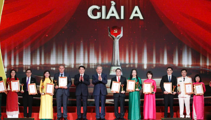 Ceremonia de entrega de premios del IV Concurso Político de Defensa de la Base Ideológica del Partido