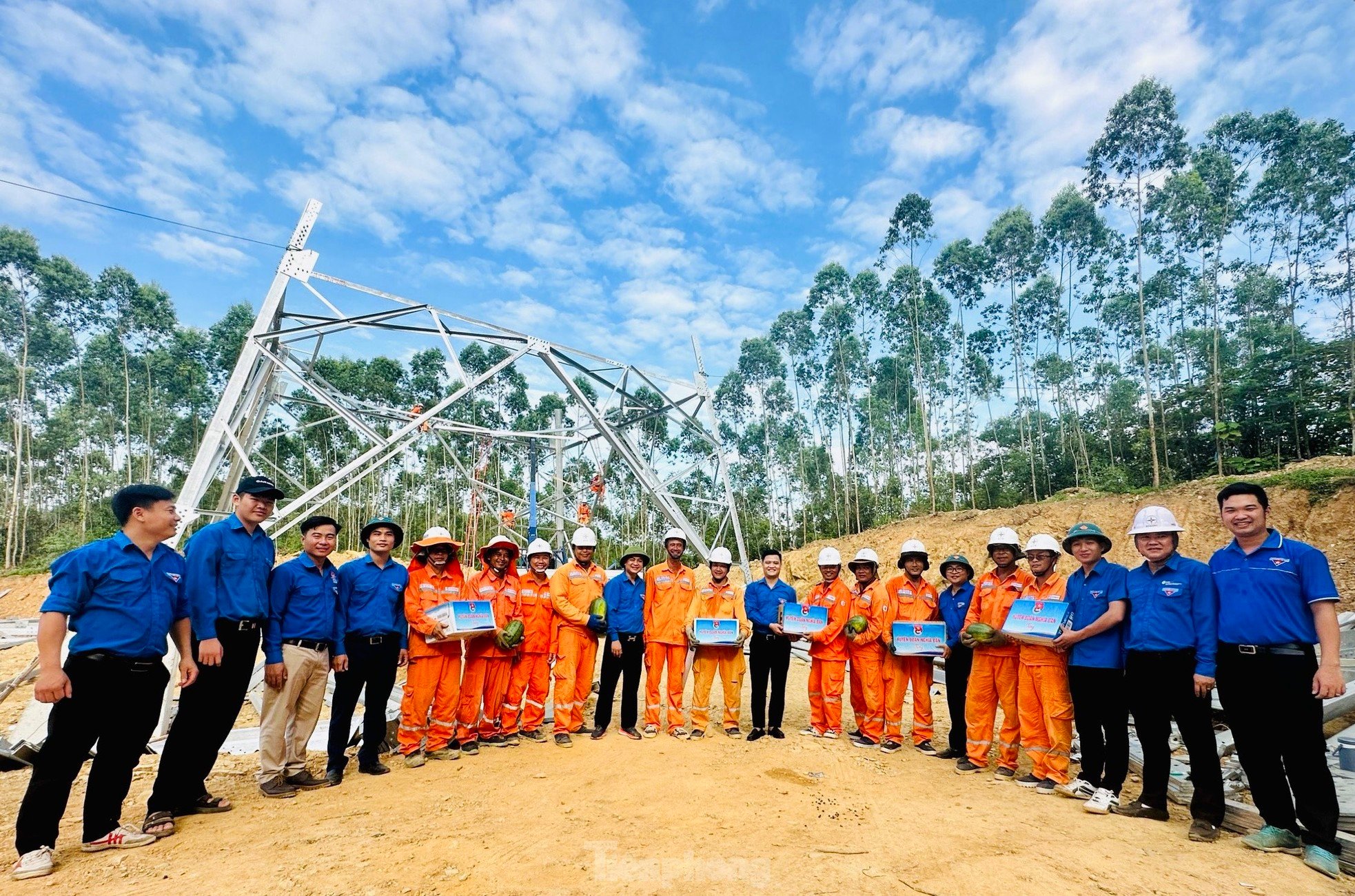 Beautiful images of green shirt volunteers contributing to the 500kV line project, circuit 3, photo 14