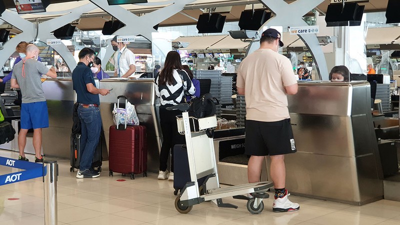 Des touristes internationaux s'enregistrent à l'aéroport de Suvarnabhumi, en Thaïlande. (Photo : NAM DONG)