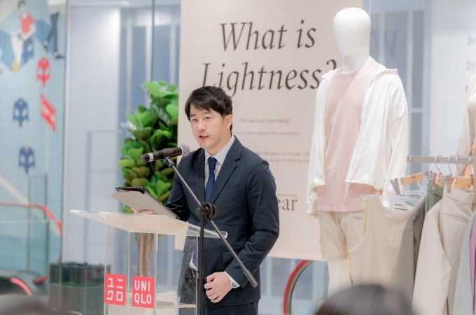 Nishida Hideki, director general de Uniqlo Vietnam, está orgulloso de que LifeWear se esté convirtiendo gradualmente en una opción familiar para muchos clientes. Foto: Uniqlo