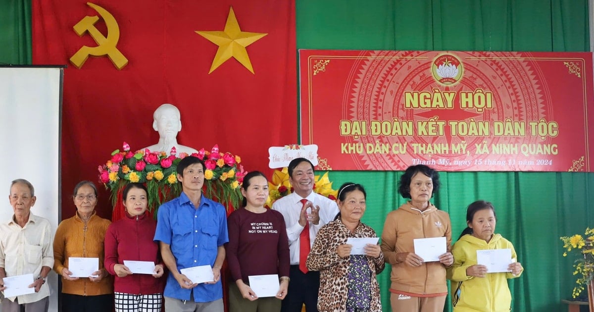 Los líderes provinciales de Khanh Hoa asisten al Día de la Gran Unidad Nacional en el área residencial de Thanh My